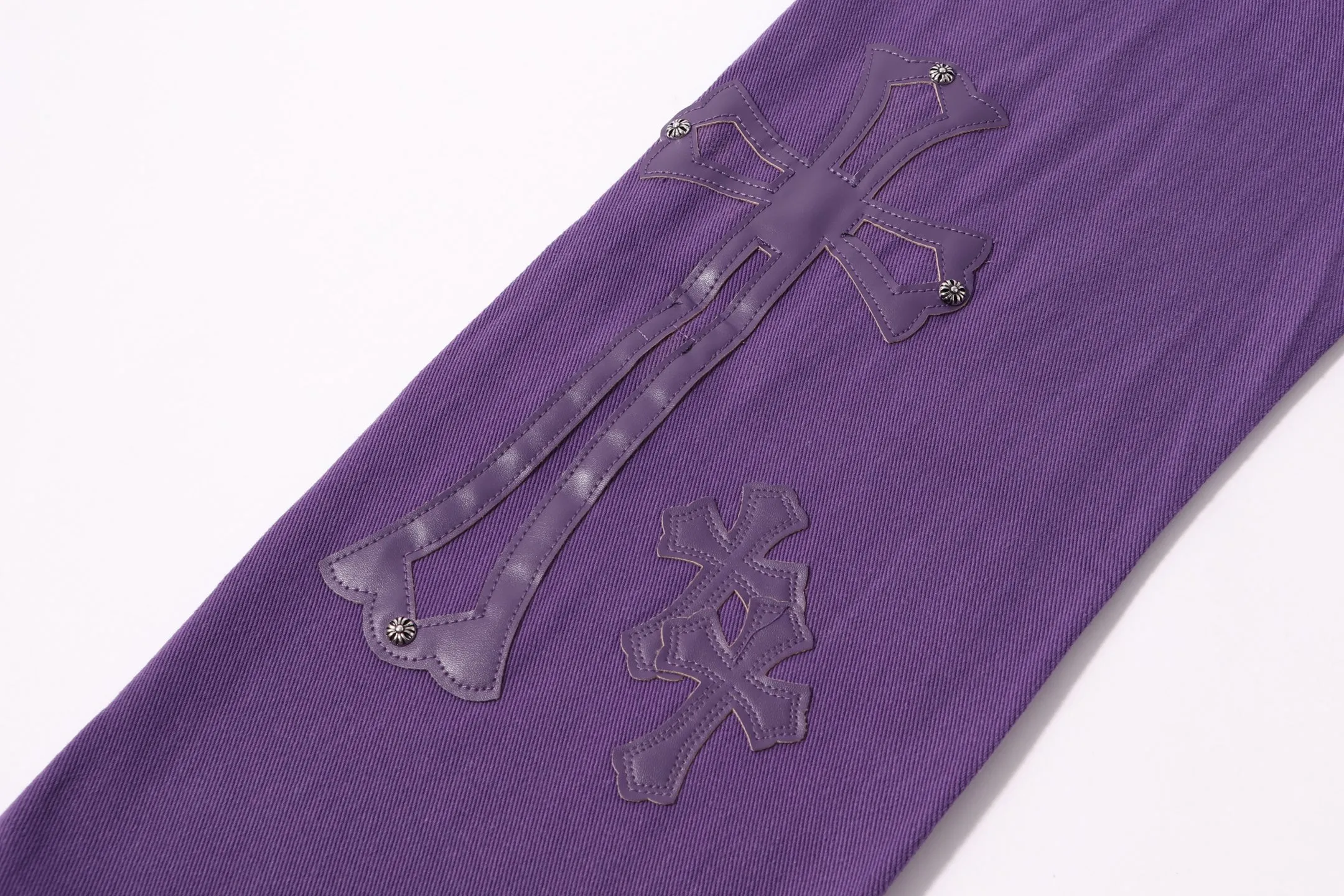 P240 Style No.: H41 Croxin & 𝐂𝐡𝐫𝐨𝐦𝐞 𝐇𝐞𝐚𝐫𝐭 ss25 Purple Cow King Jeans. Styles with different wash textures are very friendly to people with thin legs. The slightly flared version perfectly modifies the leg shape. The timeless and moderate length makes it easy to match and match. It is the basis for various styles and is a must-have in your wardrobe! The fabric is stiff but also makes the upper body soft without losing texture. The washing process is even more perfect. It is a must-have item for everyone! ! ! Washed wheat, hang tag, pants label, three labels complete Color: purple Size: 28-30-32-34